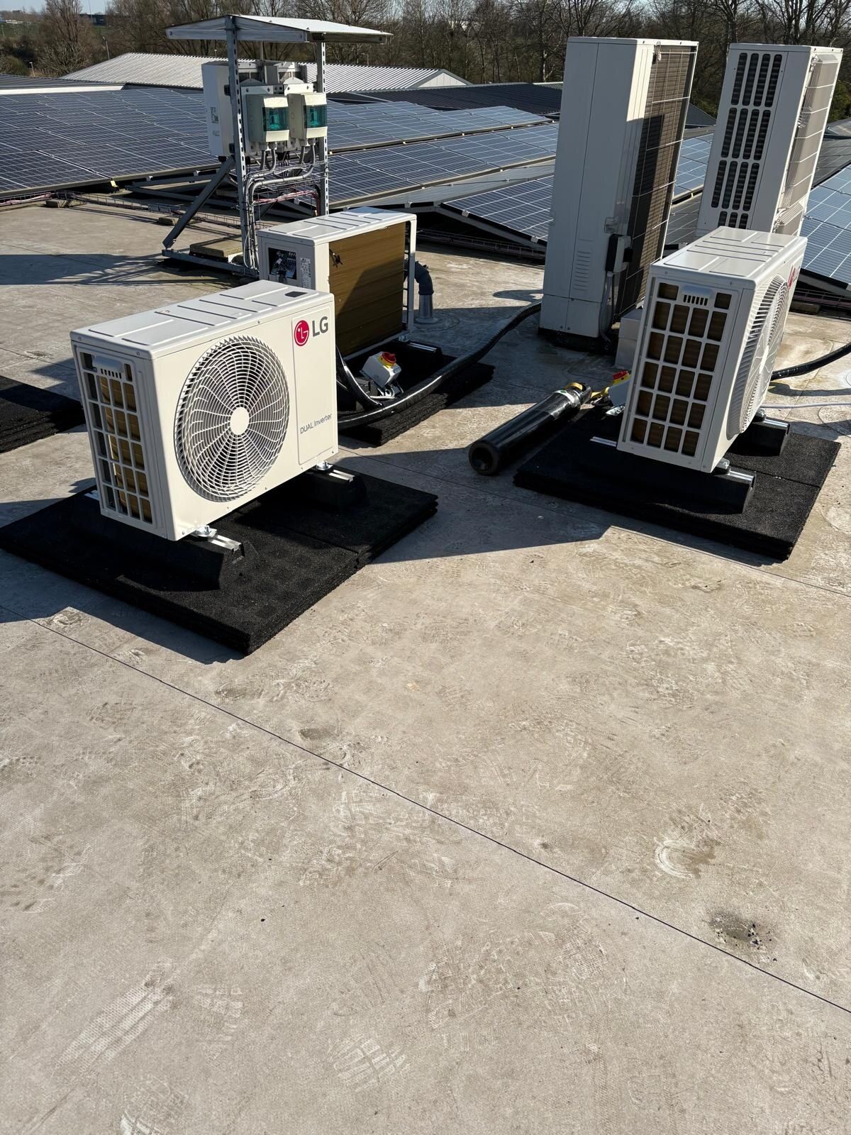 Airconditioning split-unit boven een raam in een moderne woonkamer